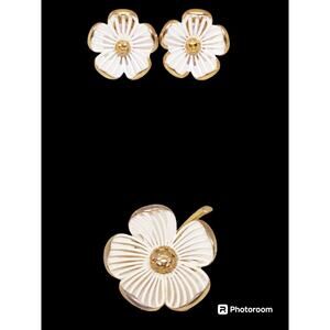 Vtg Monet White Enamel Gold Tone Dogwood Flower Clip-On Earrings/Brooch/Pin Set